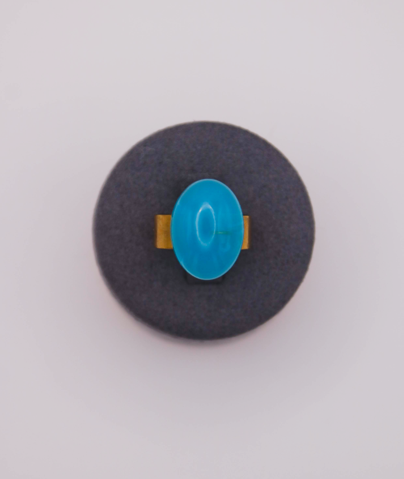 Anillo artesanal hecho a mano en resina UV de color azul cielo con base ajustable en acero inoxidable. Joyería artesanal inspirada en la cultura colombiana.