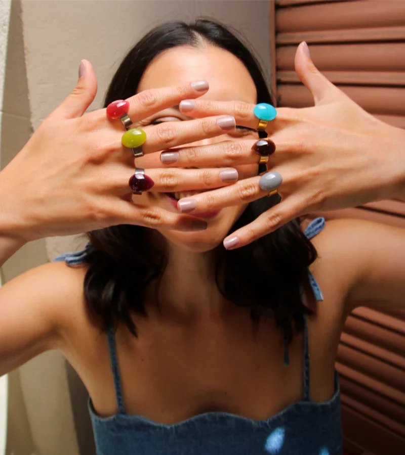 Anillos artesanales hechos a mano en resina UV con forma de gota y de almendra en colores gris , rojo, café, violeta, azul y verde. Joyería inspirada en la cultura colombiana.