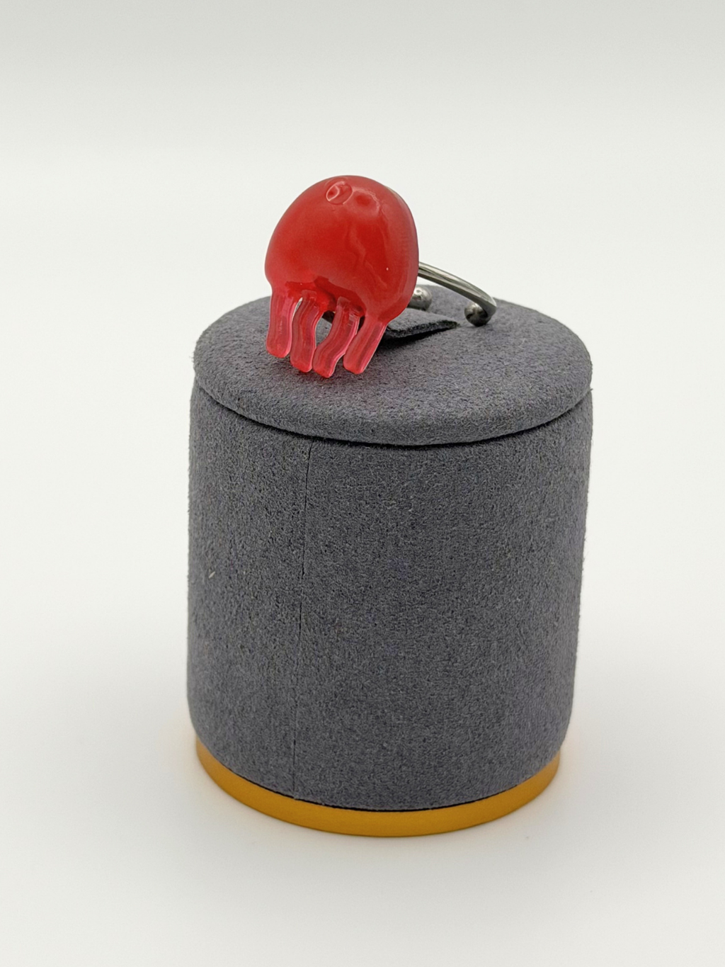 Anillo bajo las olas