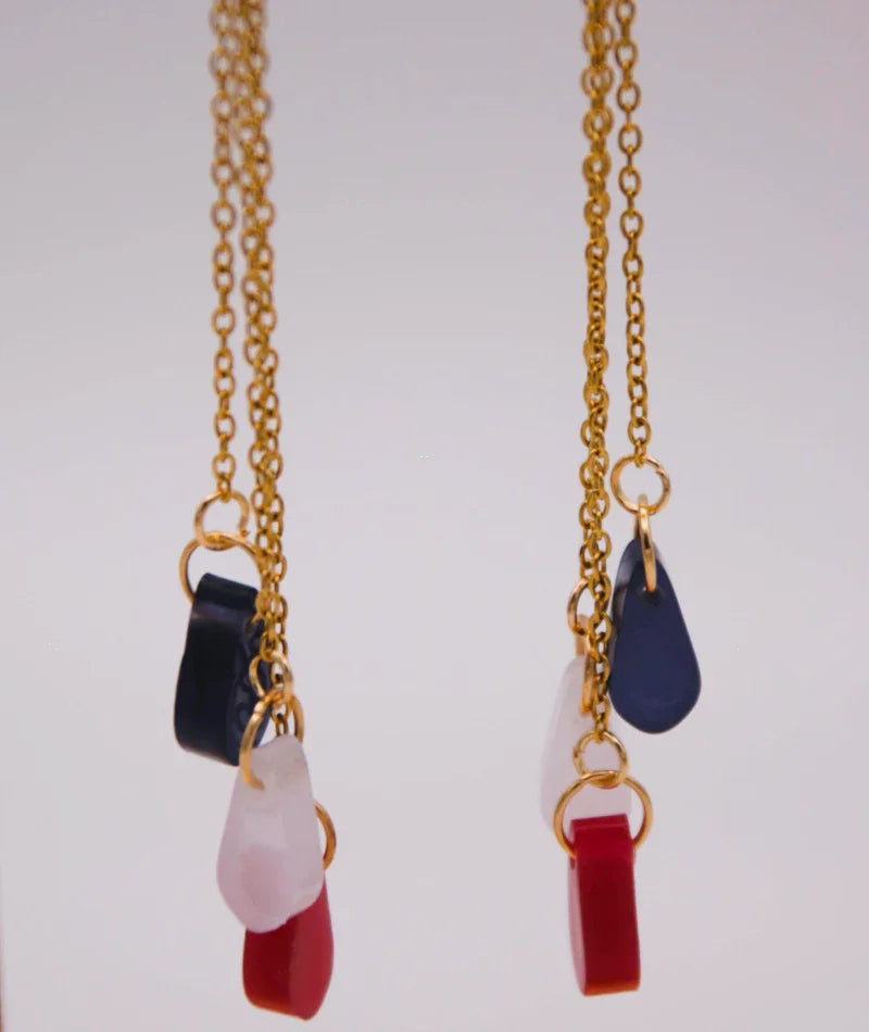 Collares artesanales con piedras naturales y cadenas doradas, inspiración colombiana