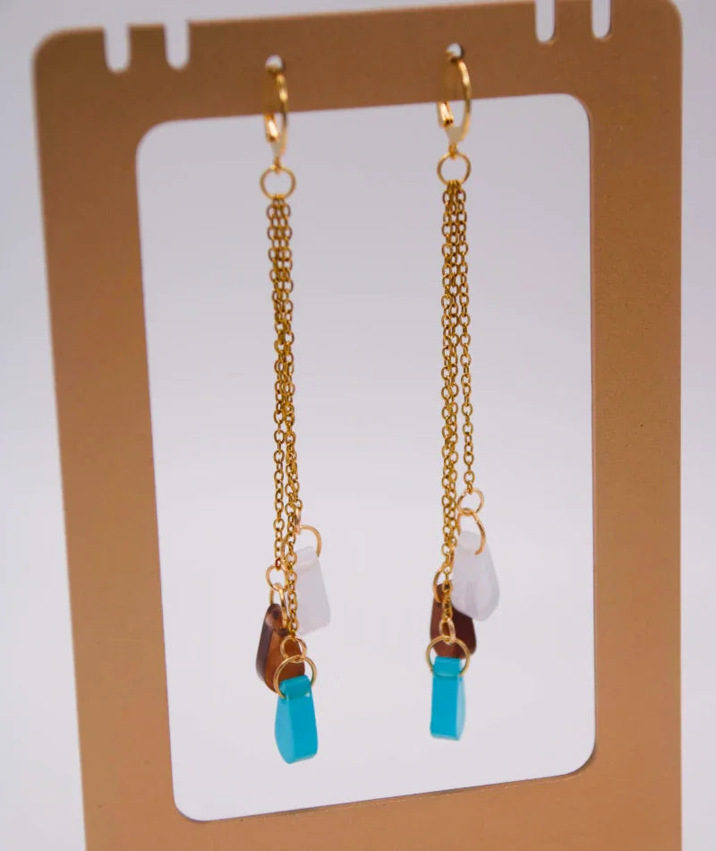Pendientes largos artesanales con cadenas doradas y piedras turquesa, marrón y blanca, inspiración colombiana
