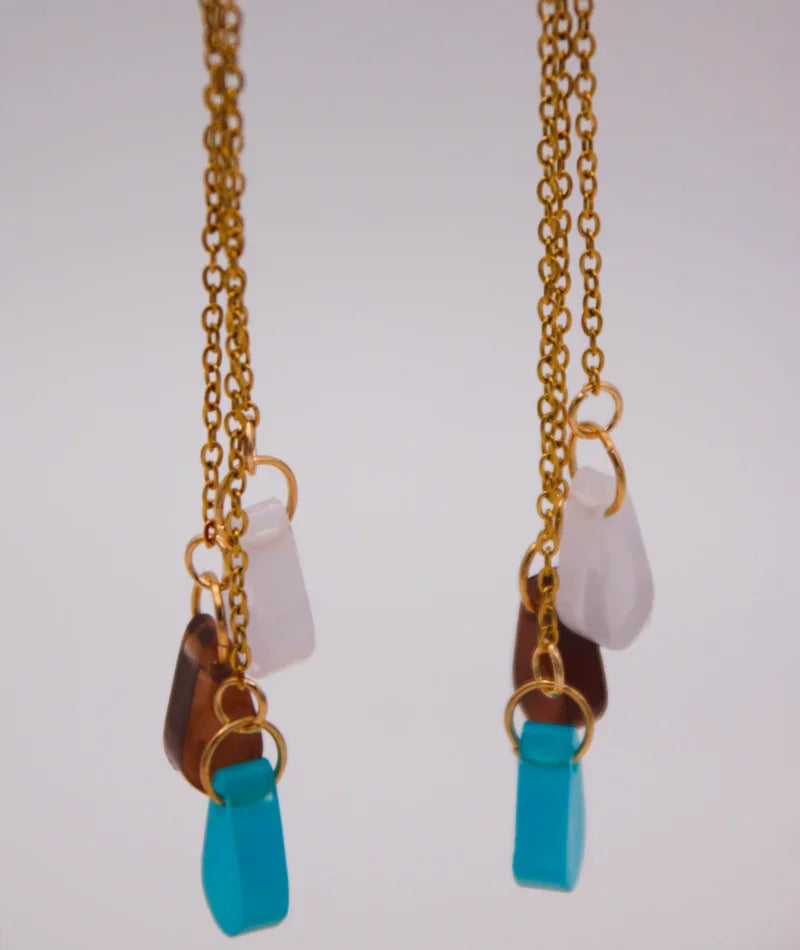 Collares artesanales con piedras en tonos turquesa, marrón y blanco, cadena dorada, inspiración colombiana
