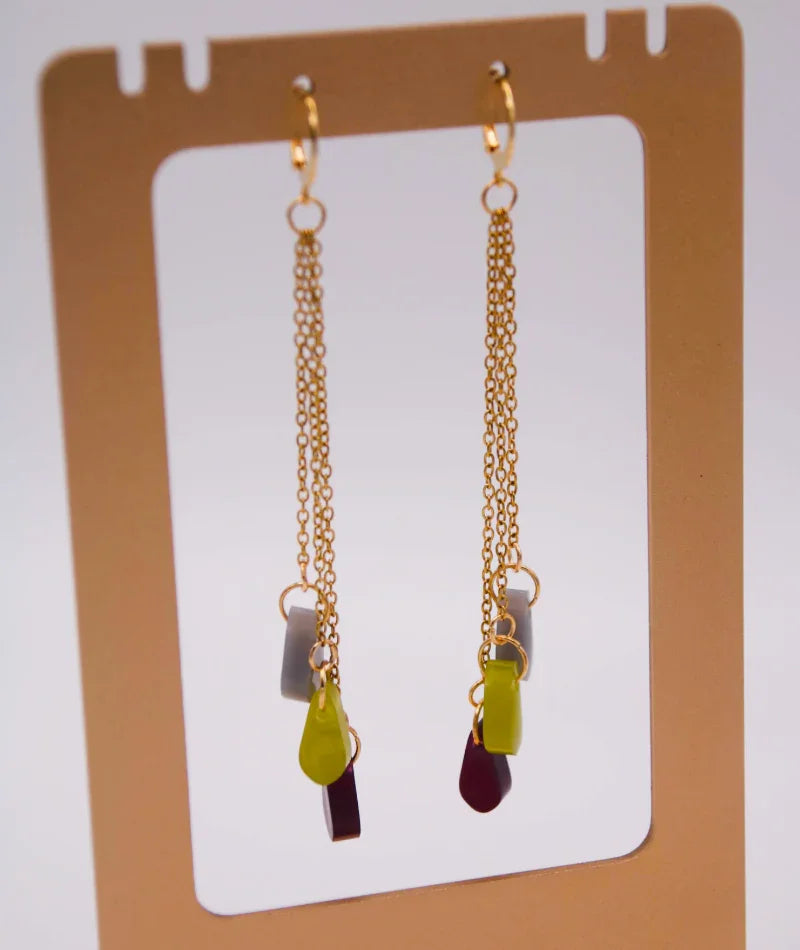 Pendientes largos artesanales con cadenas doradas y piedras coloridas, inspirados en la cultura colombiana