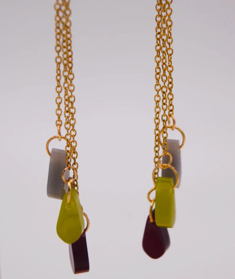 Collares artesanales con piedras coloridas y cadenas doradas, inspiración colombiana