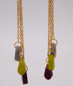 Collares artesanales con piedras coloridas y cadenas doradas, inspiración colombiana