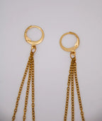 Aretes dorados con cadenas largas, joyería artesanal inspirada en Colombia