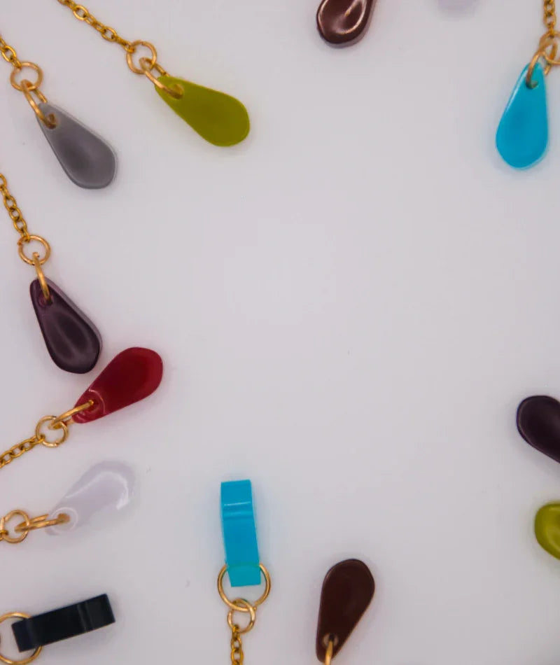 Collares artesanales con colgantes de gota en colores vibrantes, inspiración colombiana