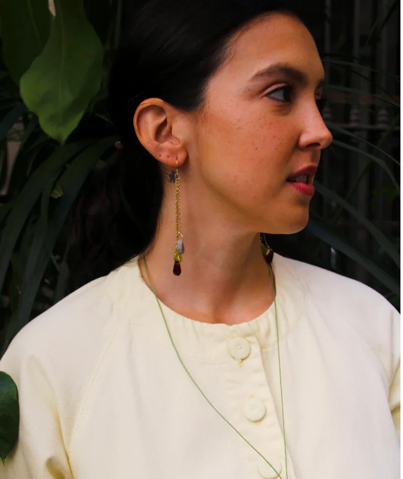 Pendientes largos artesanales con piedras coloridas, joyería inspirada en cultura colombiana