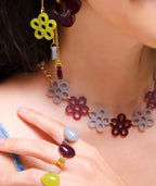 Collar y aretes florales artesanales en colores vibrantes, joyería inspirada en cultura colombiana