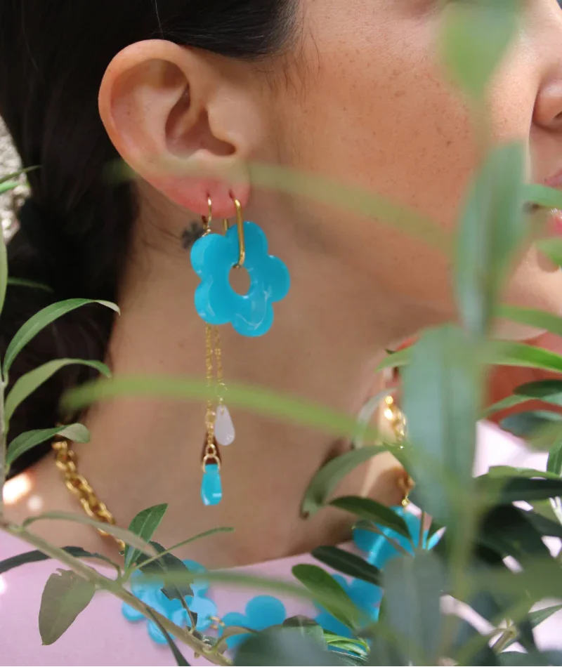 Pendientes artesanales flor turquesa con cadena dorada, joyería inspirada en cultura colombiana
