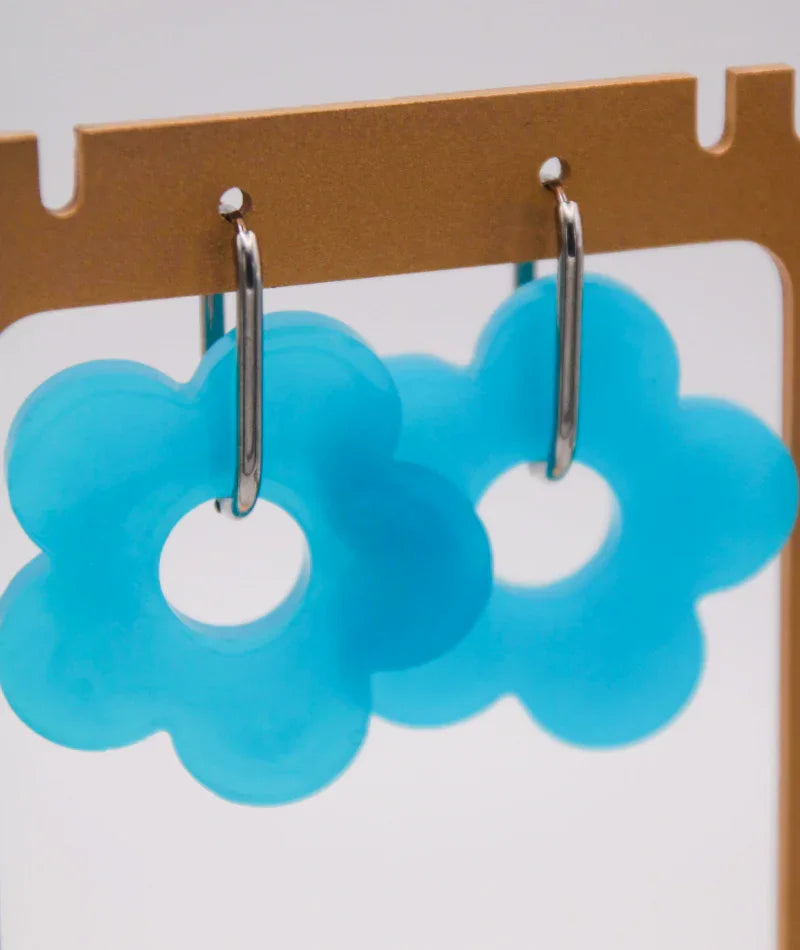 Pendientes flor azul turquesa con aro metálico, joyería artesanal inspirada en Colombia