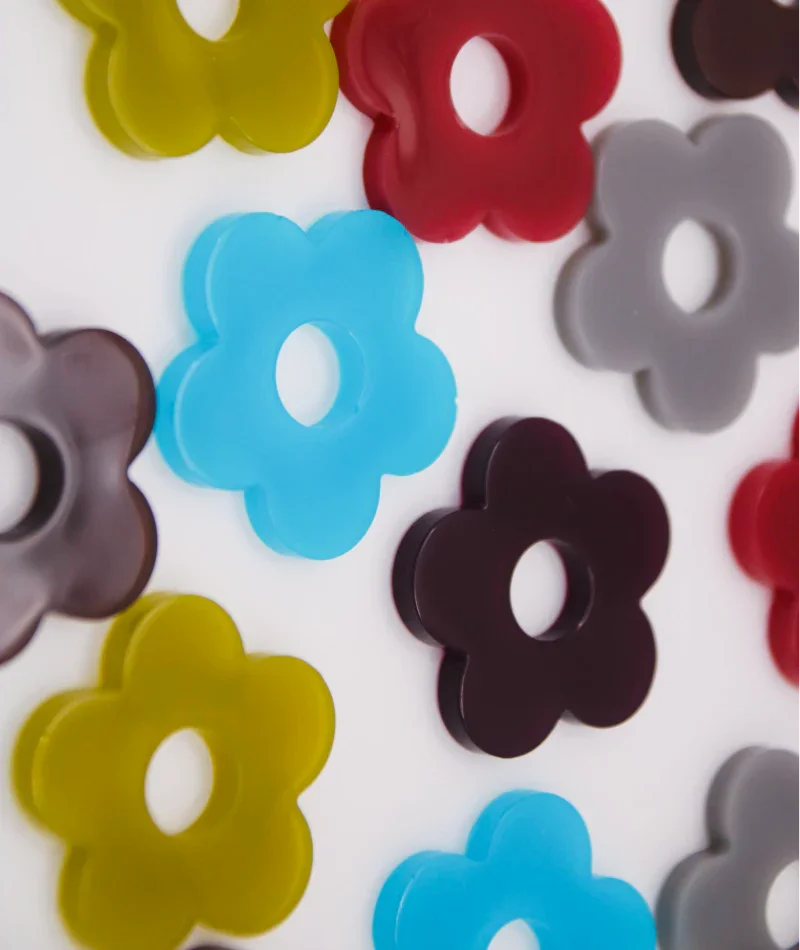 Flores de resina coloridas para joyería artesanal, accesorios vibrantes inspirados en cultura colombiana