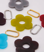 Aros de joyería en forma de flor y metálicos, colores vibrantes, accesorios artesanales