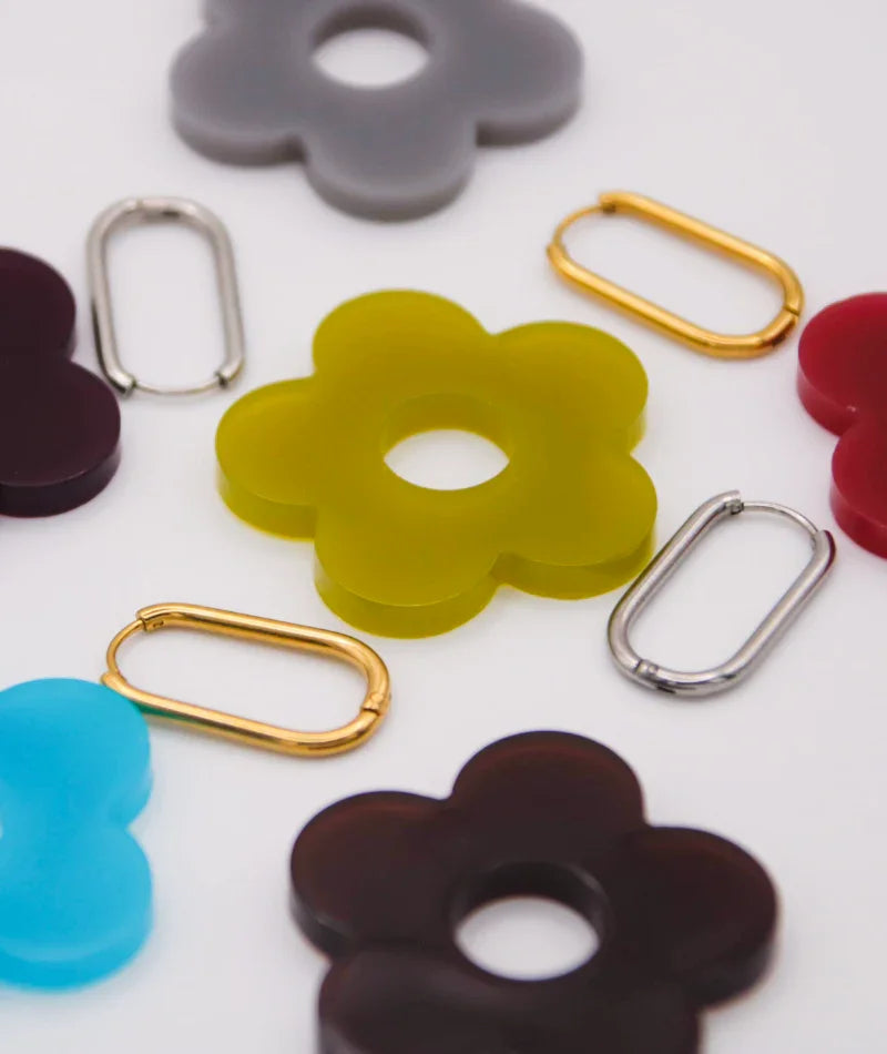 Aros de joyería en forma de flor y metálicos, colores vibrantes, accesorios artesanales