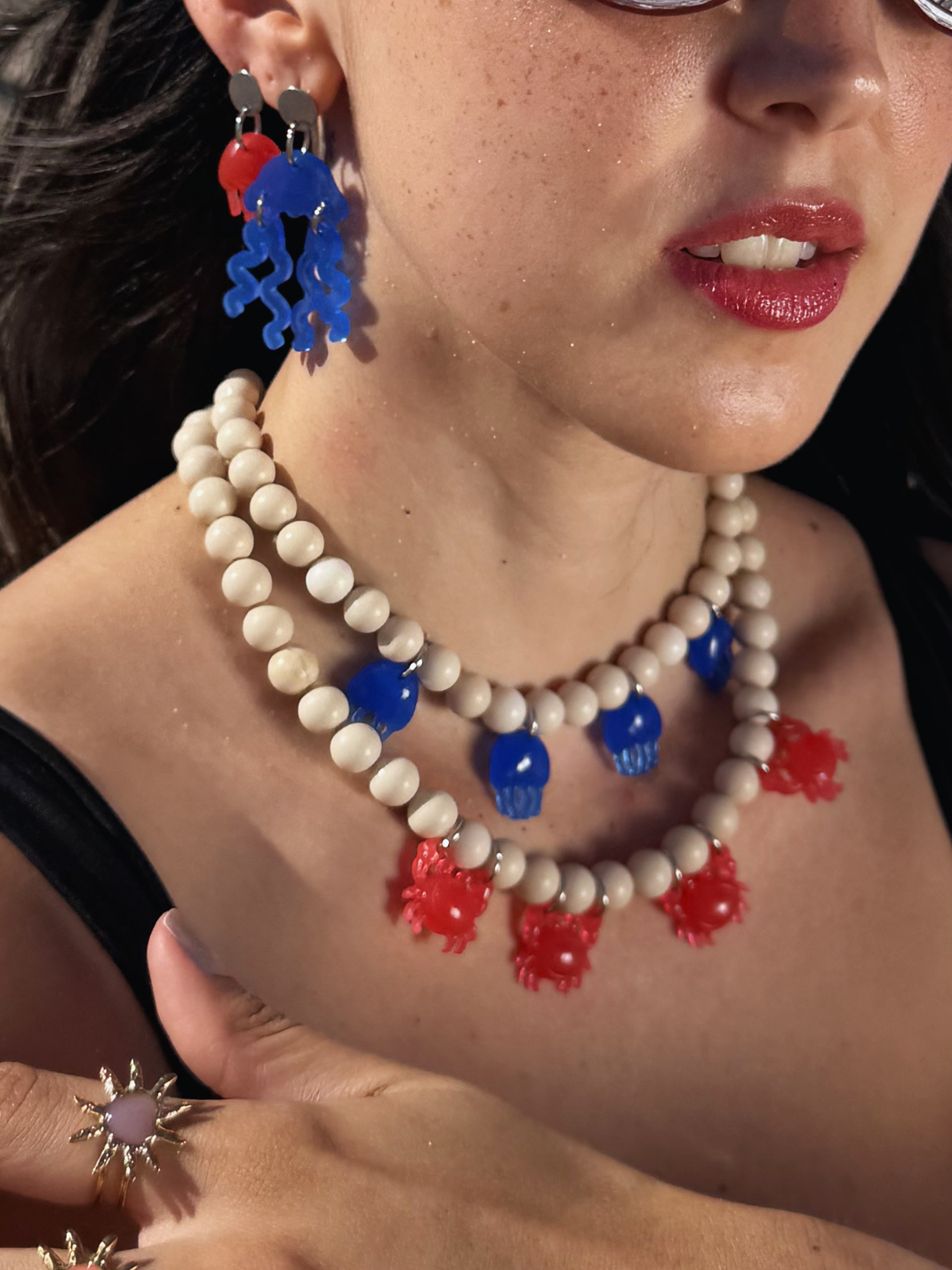 Collar bajo las olas