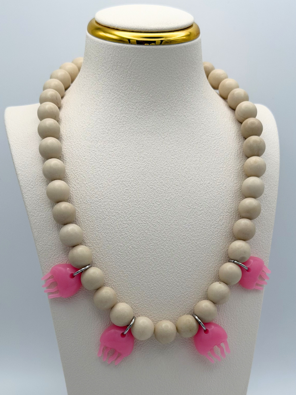 Collar bajo las olas