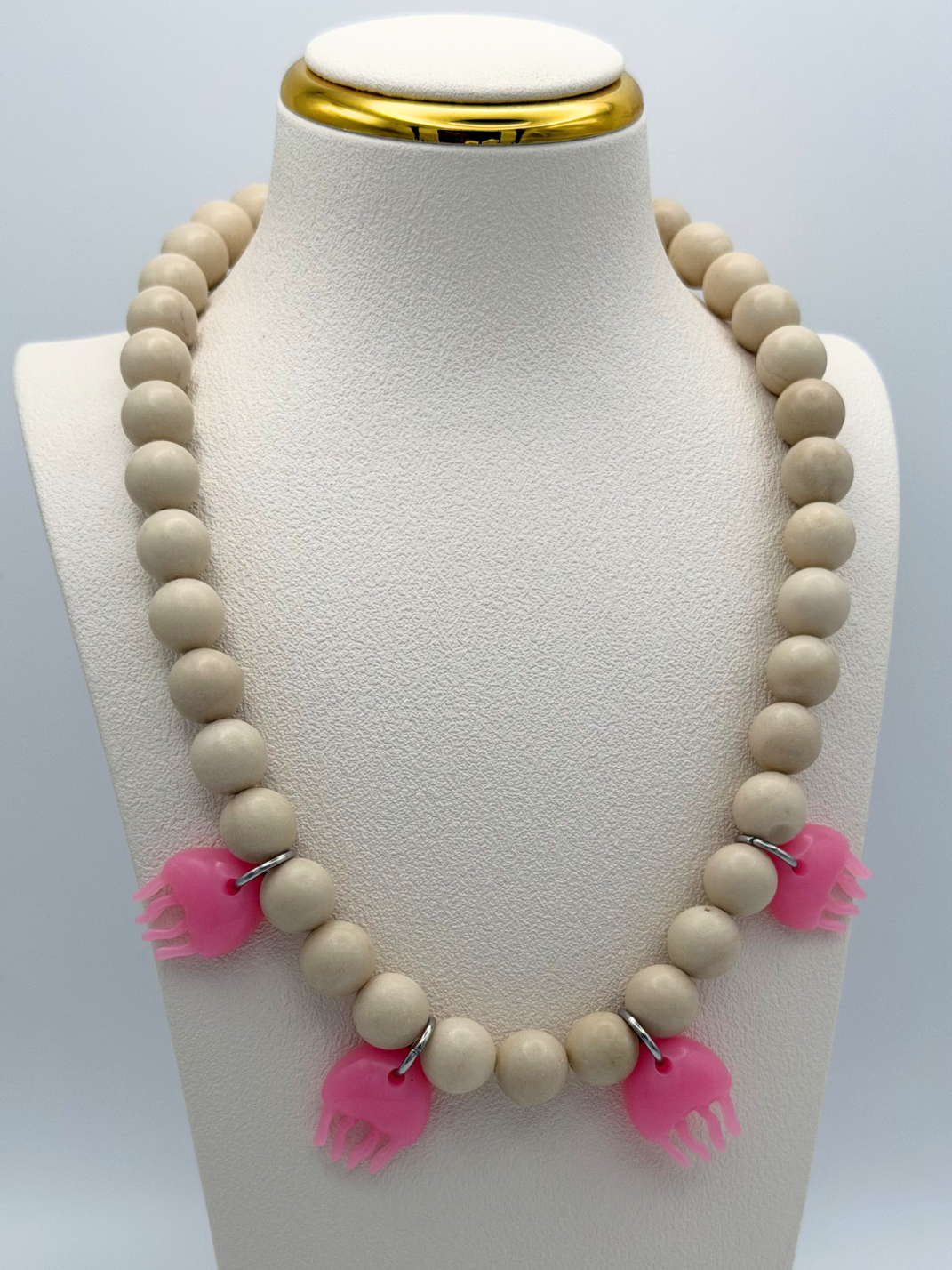 Collar bajo las olas