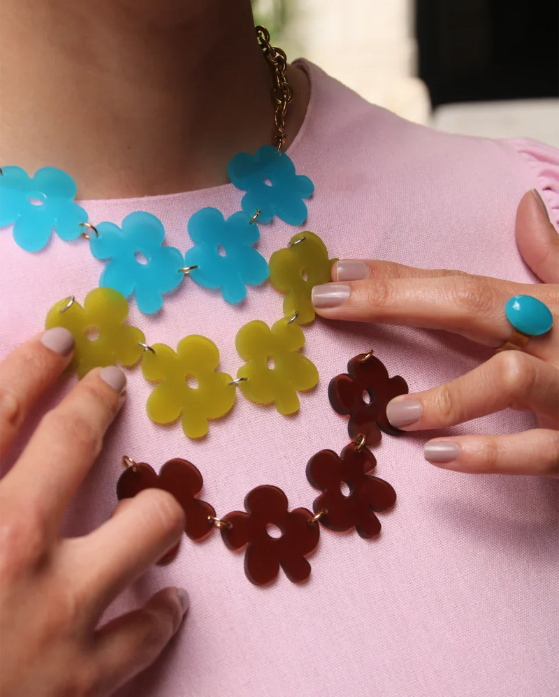 Collar artesanal de flores en azul, amarillo y marrón, joyería inspirada en cultura colombiana