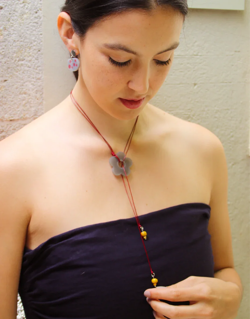 Collar artesanal con flor gris y hilo rojo, aretes con puntos, joyería inspirada en cultura colombiana
