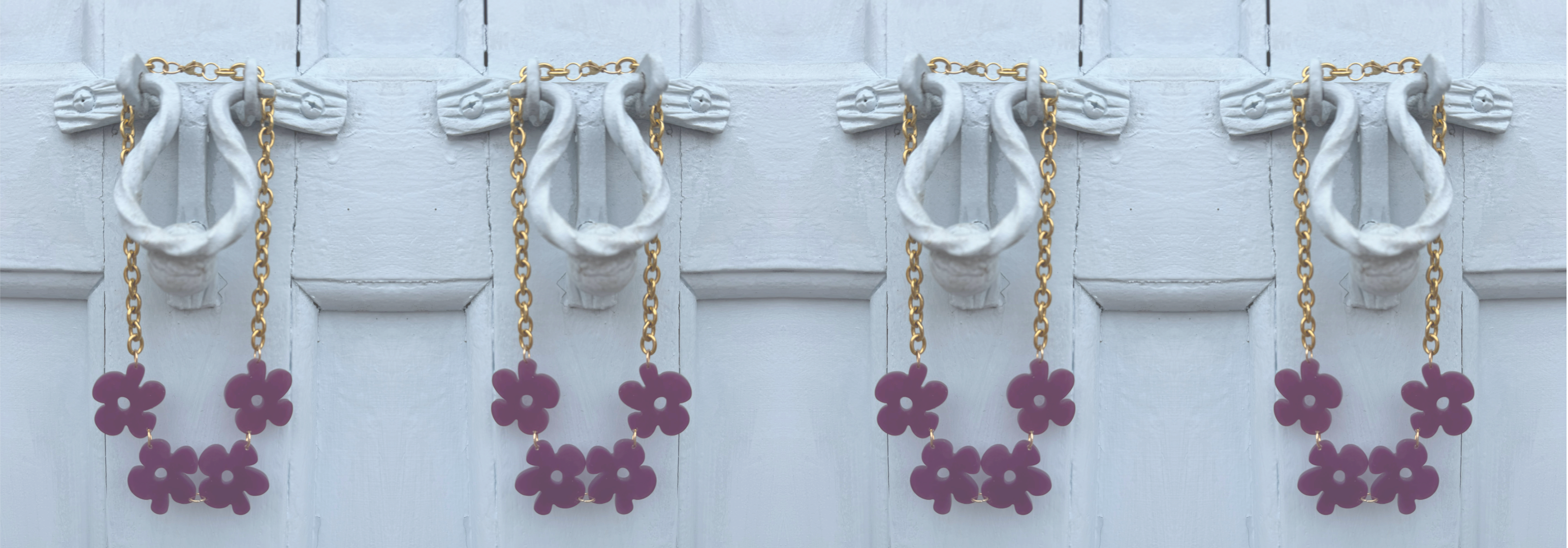 Puerta con un collar intercambiable en acero inoxidable dorado con una línea de flores en resina UV color violeta