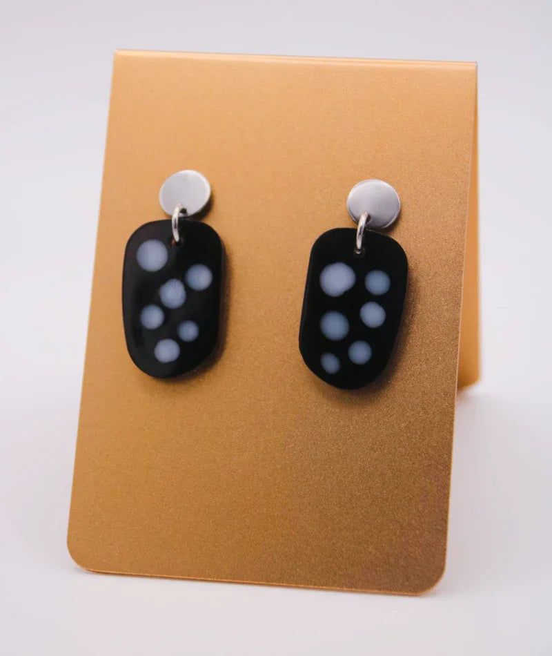 Pendientes artesanales negros con puntos blancos, joyería inspirada en cultura colombiana