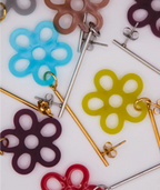 Pendientes florales artesanales en colores vibrantes, inspiración colombiana, joyería hecha a mano
