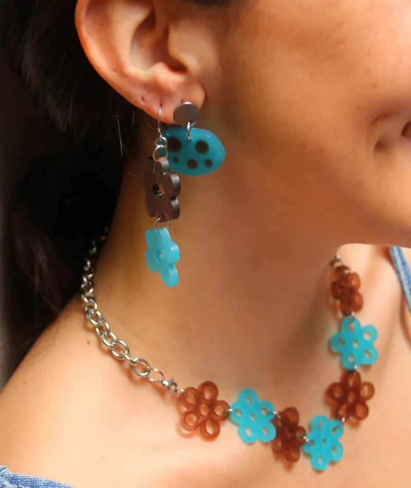 Collar y aretes artesanales con flores turquesa y marrón, joyería inspirada en cultura colombiana