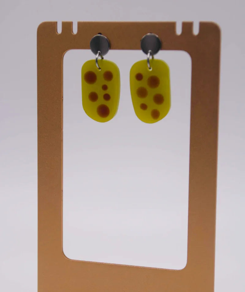 Pendientes amarillos artesanales con puntos marrones, joyería inspirada en cultura colombiana