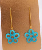 Pendientes flor turquesa con aro dorado, joyería artesanal inspirada en cultura colombiana