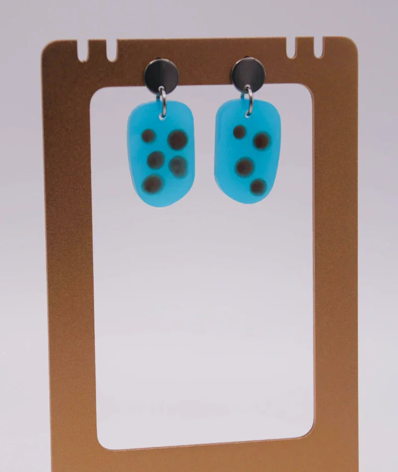 Pendientes artesanales turquesa con puntos marrones, joyería inspirada en cultura colombiana