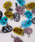 Pendientes artesanales con puntos coloridos, joyería inspirada en cultura colombiana