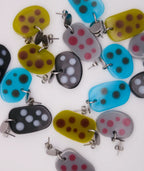 Pendientes artesanales con puntos coloridos, joyería inspirada en cultura colombiana