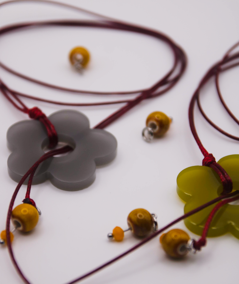 Collar pasador flor