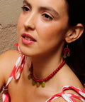Collar y aretes artesanales rojos y verdes, joyería inspirada en cultura colombiana