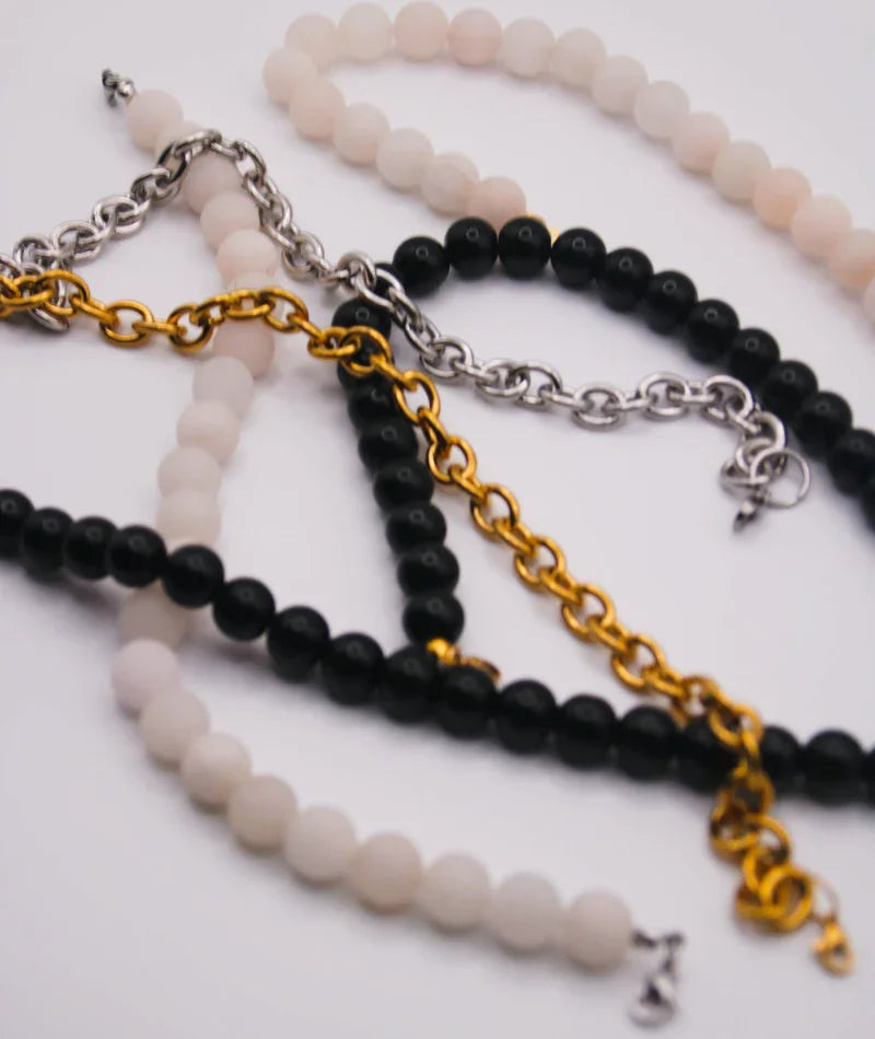 Collares de cuentas negras y rosas con cadenas doradas y plateadas, joyería artesanal inspirada en Colombia
