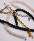 Collares de cuentas negras y rosas con cadenas doradas y plateadas, joyería artesanal inspirada en Colombia
