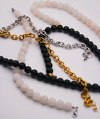 Collares de cuentas negras y rosas con cadenas doradas y plateadas, joyería artesanal inspirada en Colombia