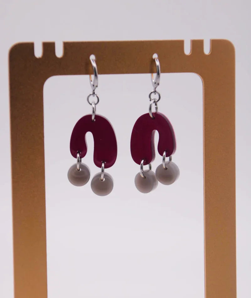 Pendientes artesanales con forma de U en rojo vino y perlas grises, accesorios inspirados en la cultura colombiana
