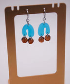 Pendientes artesanales azules con detalles dorados, joyería inspirada en cultura colombiana