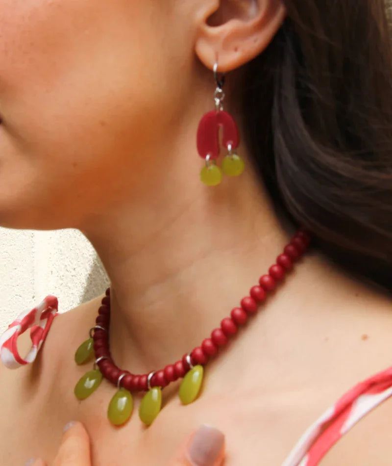 Collar y aretes artesanales rojos y verdes, joyería inspirada en cultura colombiana