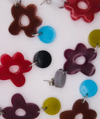 Pendientes artesanales florales en colores vibrantes, joyería inspirada en cultura colombiana