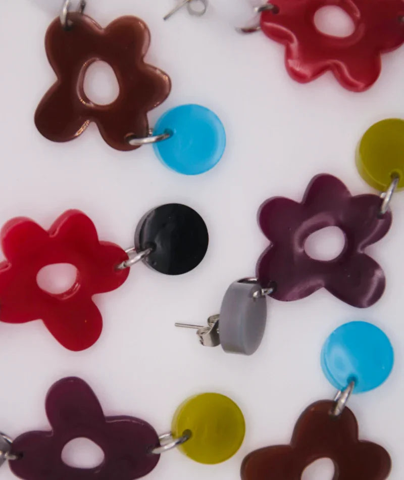 Pendientes artesanales florales en colores vibrantes, joyería inspirada en cultura colombiana