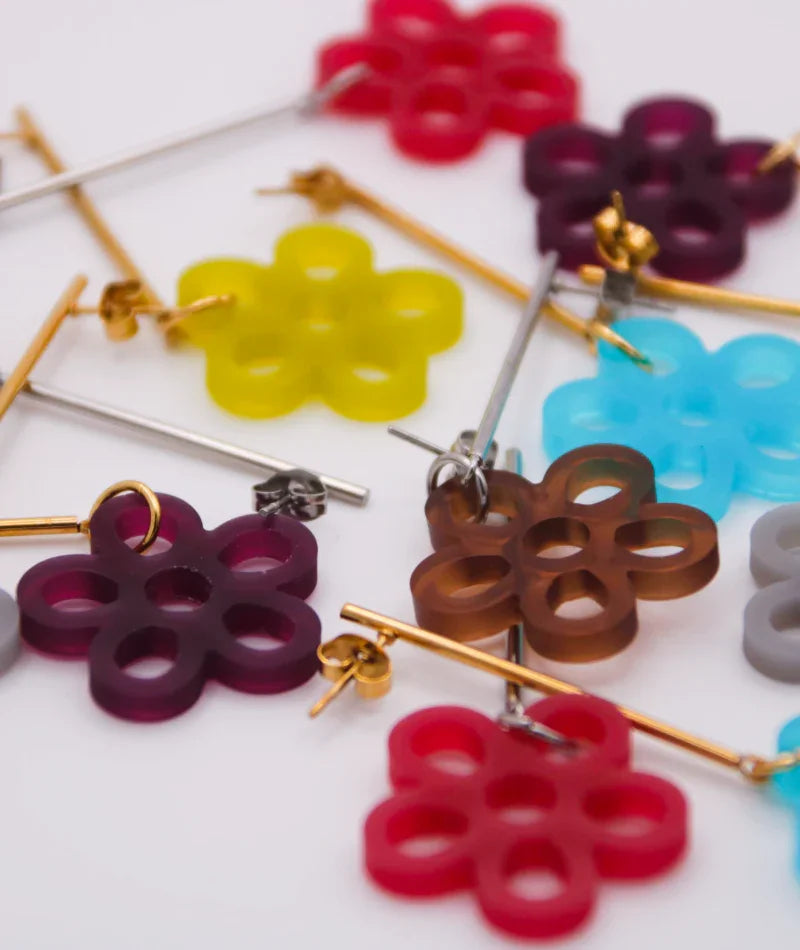 Pendientes florales artesanales en colores vibrantes, joyería inspirada en cultura colombiana