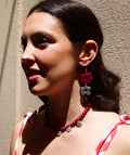 Pendientes florales rojos y blancos con collar de cuentas rojas, joyería artesanal inspirada en Colombia