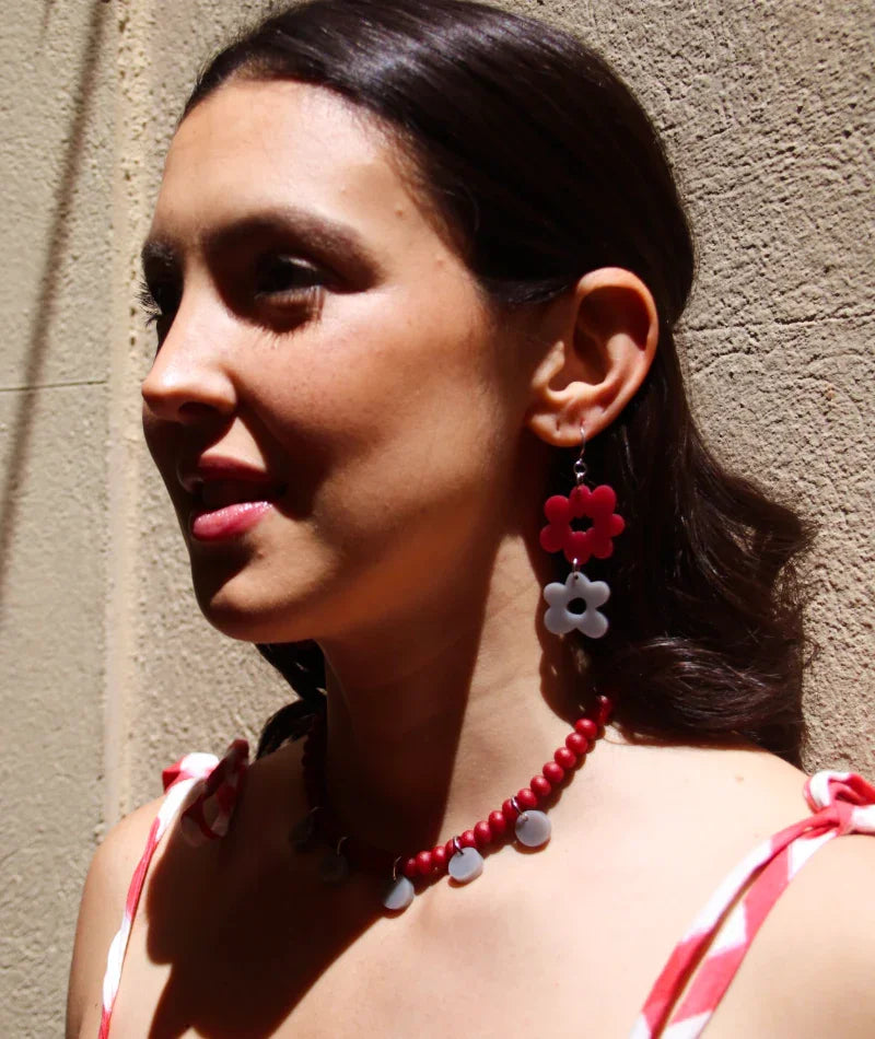 Pendientes florales rojos y blancos con collar de cuentas rojas, joyería artesanal inspirada en Colombia