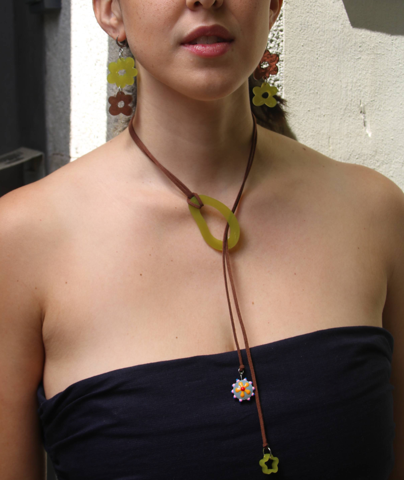 Flor en puntitas necklace