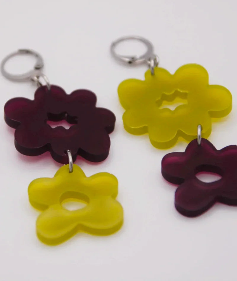 Llaveros florales artesanales en amarillo y morado, accesorios inspirados en la cultura colombiana