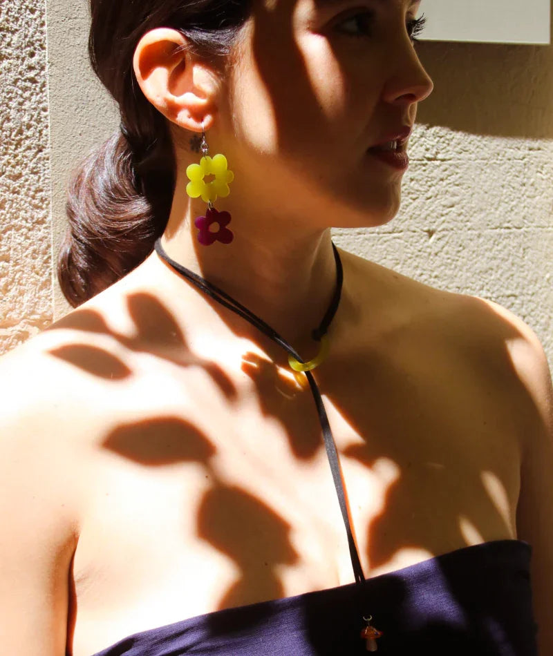 Pendientes florales amarillos y morados con collar de cuerda, joyería artesanal inspirada en Colombia