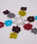 Pendientes florales de acrílico en colores vibrantes, accesorios artesanales inspirados en la cultura colombiana
