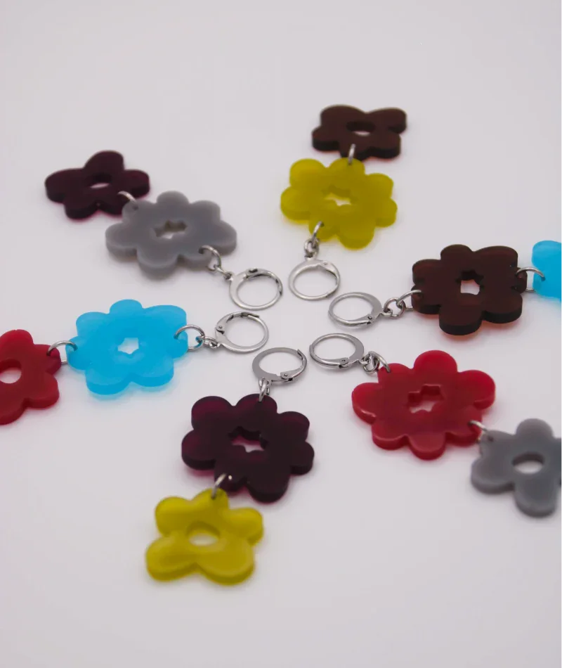Pendientes florales de acrílico en colores vibrantes, accesorios artesanales inspirados en la cultura colombiana